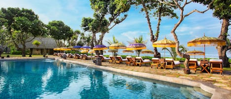 Kolam renang outdoor, dengan payung kolam renang dan kursi berjemur