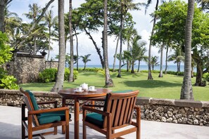 En 43-tommers LCD-TV med Parabol-TV samt TV og DVD-spiller