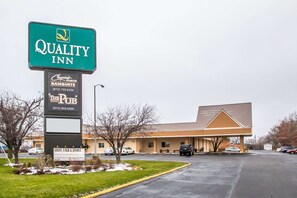 Exterior - Quality Inn Morris I-80 (Morris)