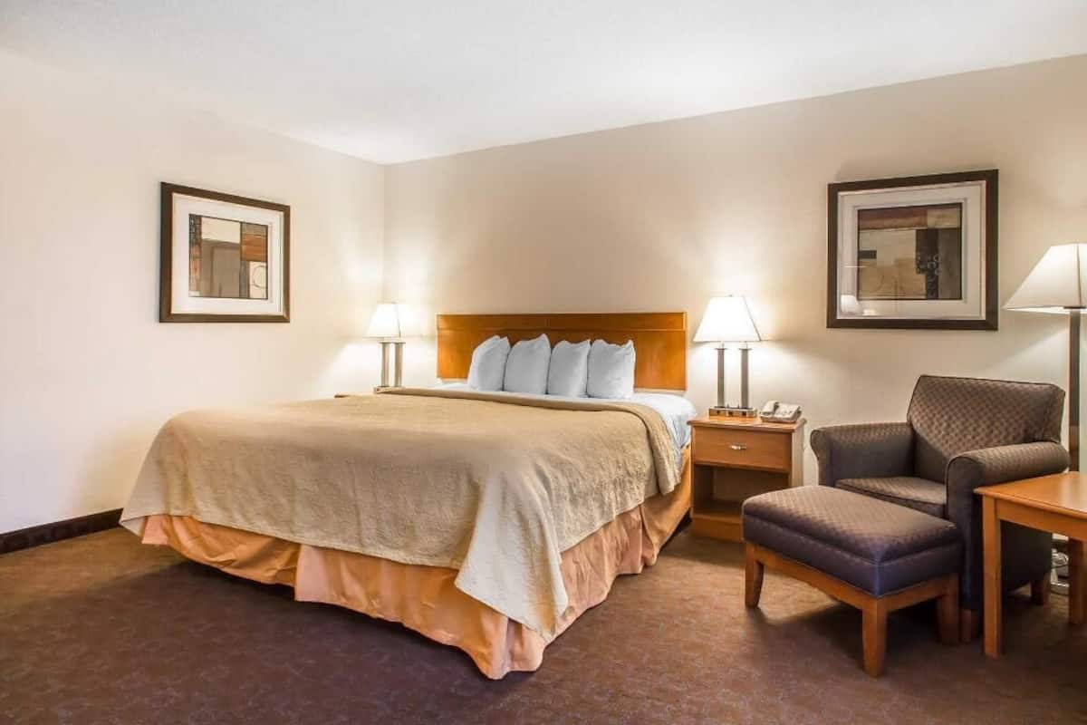 Iron/ironing board, free WiFi, bed sheets