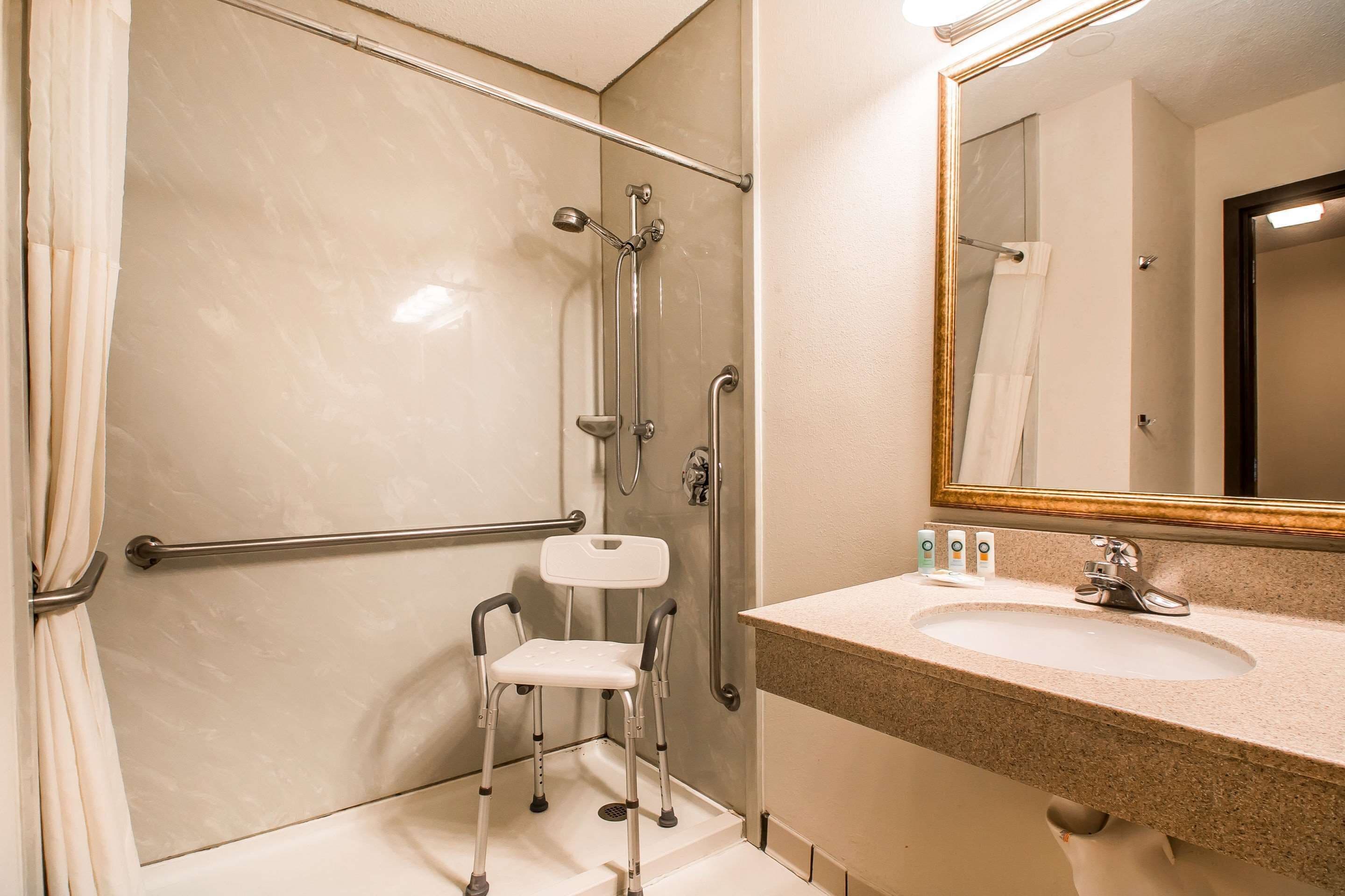 Combined shower/bathtub, eco-friendly toiletries, hair dryer, towels
