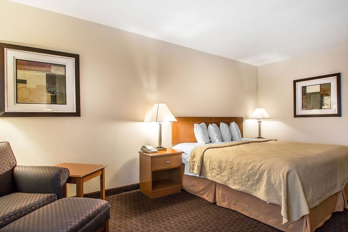 Iron/ironing board, free WiFi, bed sheets