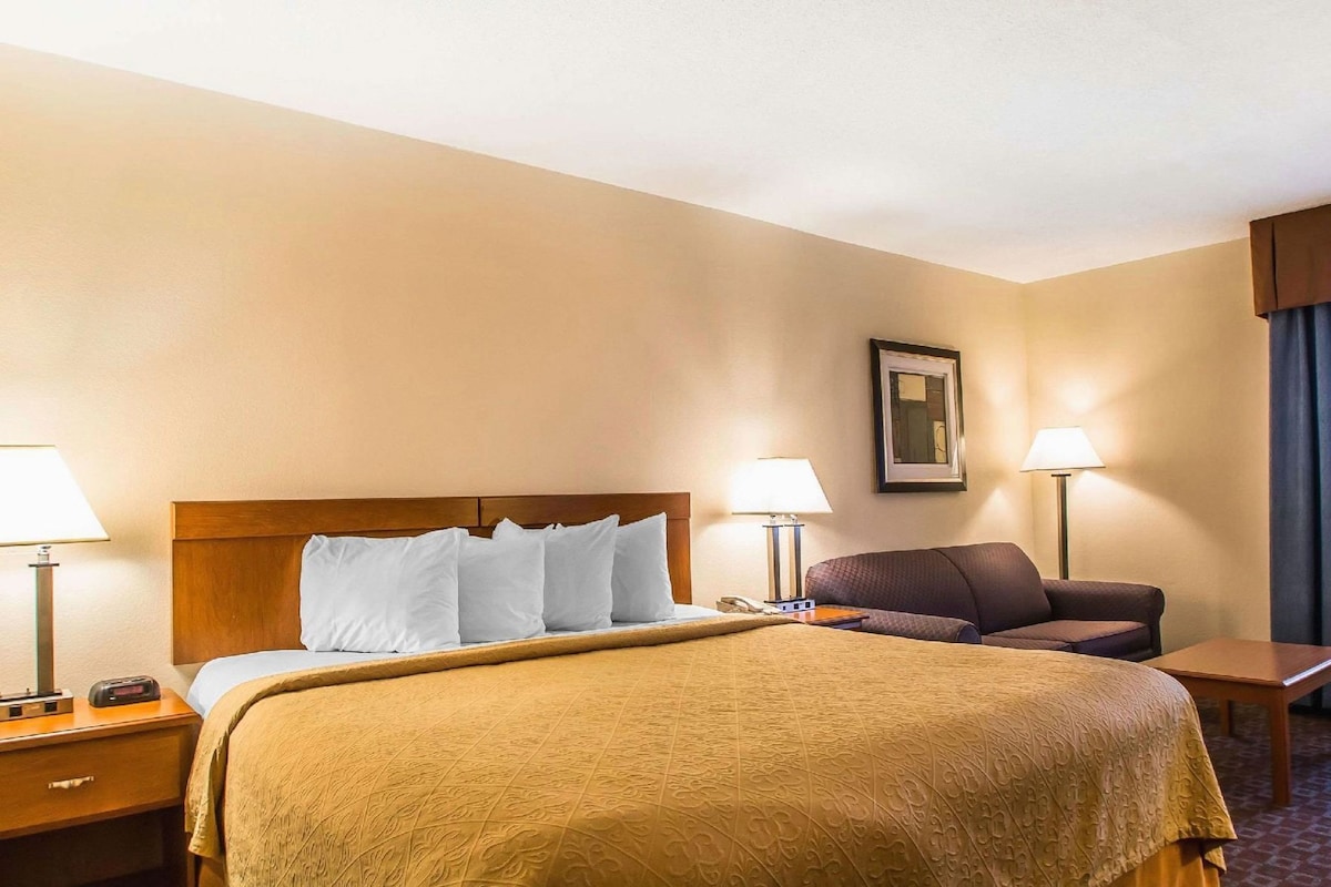 Iron/ironing board, WiFi (free), bed sheets
