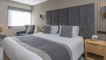 Deluxe Room, 1 King Bed, Non Smoking | Desk, laptop workspace, iron/ironing board, free WiFi