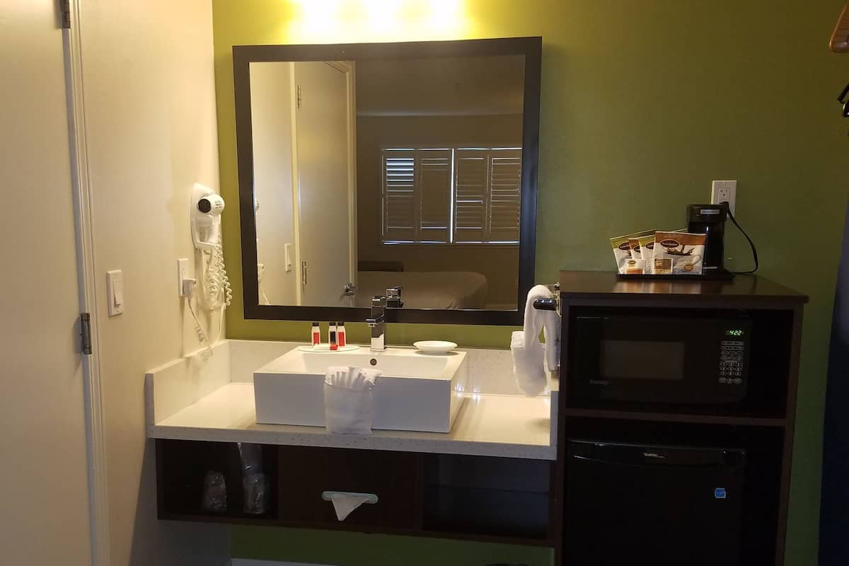 Combined shower/tub, free toiletries, hair dryer, towels