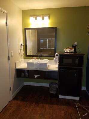 Badkar/dusch, gratis toalettartiklar, hårtork och handdukar