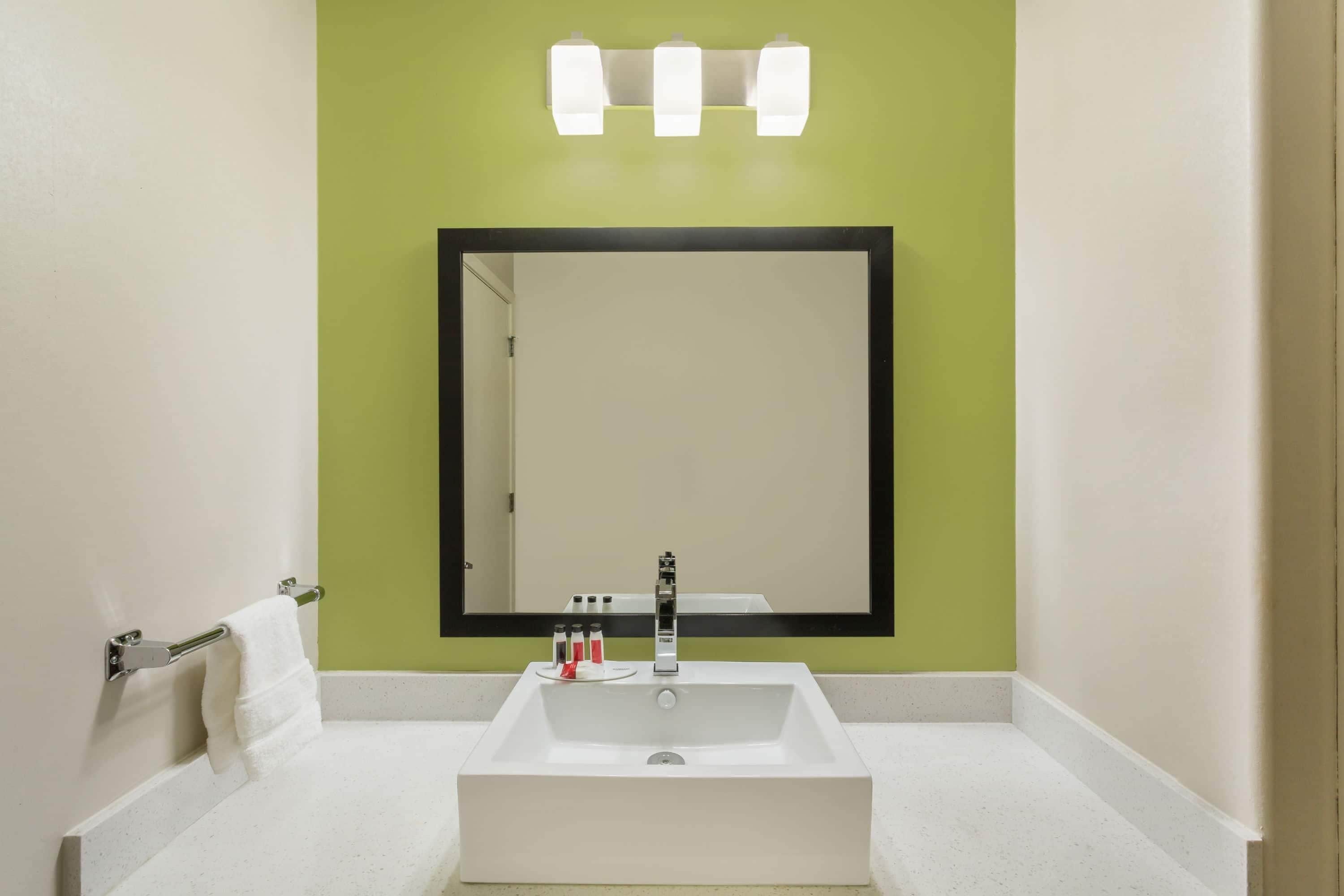 Chambre Deluxe, 1 très grand lit, accessible aux personnes à mobilité réduite (Mobility/Hearing) | Salle de bain | Ensemble baignoire-douche, articles de toilette (gratuits)