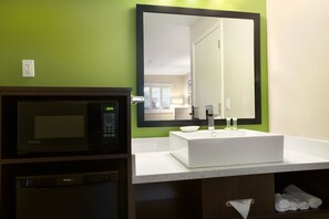 Combined shower/tub, free toiletries, hair dryer, towels - Baymont by Wyndham Modesto Salida (Salida)