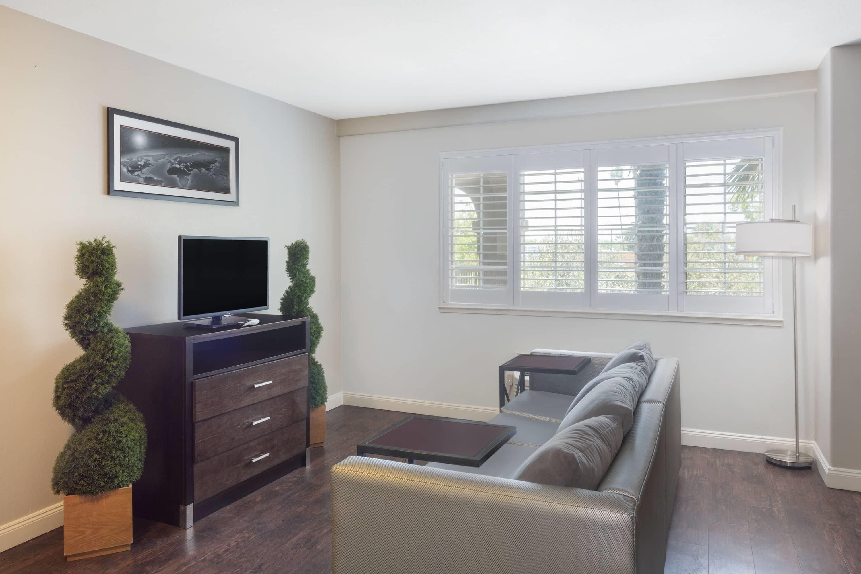 Efficiency - Svit - 1 kingsize-säng - icke-rökare - utsikt mot poolen | Sängtillbehör av högsta kvalitet och värdeförvaringsskåp på rummet