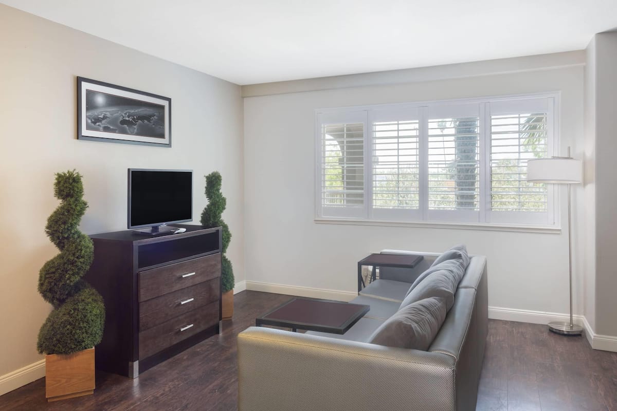 Efficiency, Suite, 1 King-Bett, Nichtraucher, Poolblick | Hochwertige Bettwaren, Zimmersafe, Schreibtisch, Bügeleisen/Bügelbrett