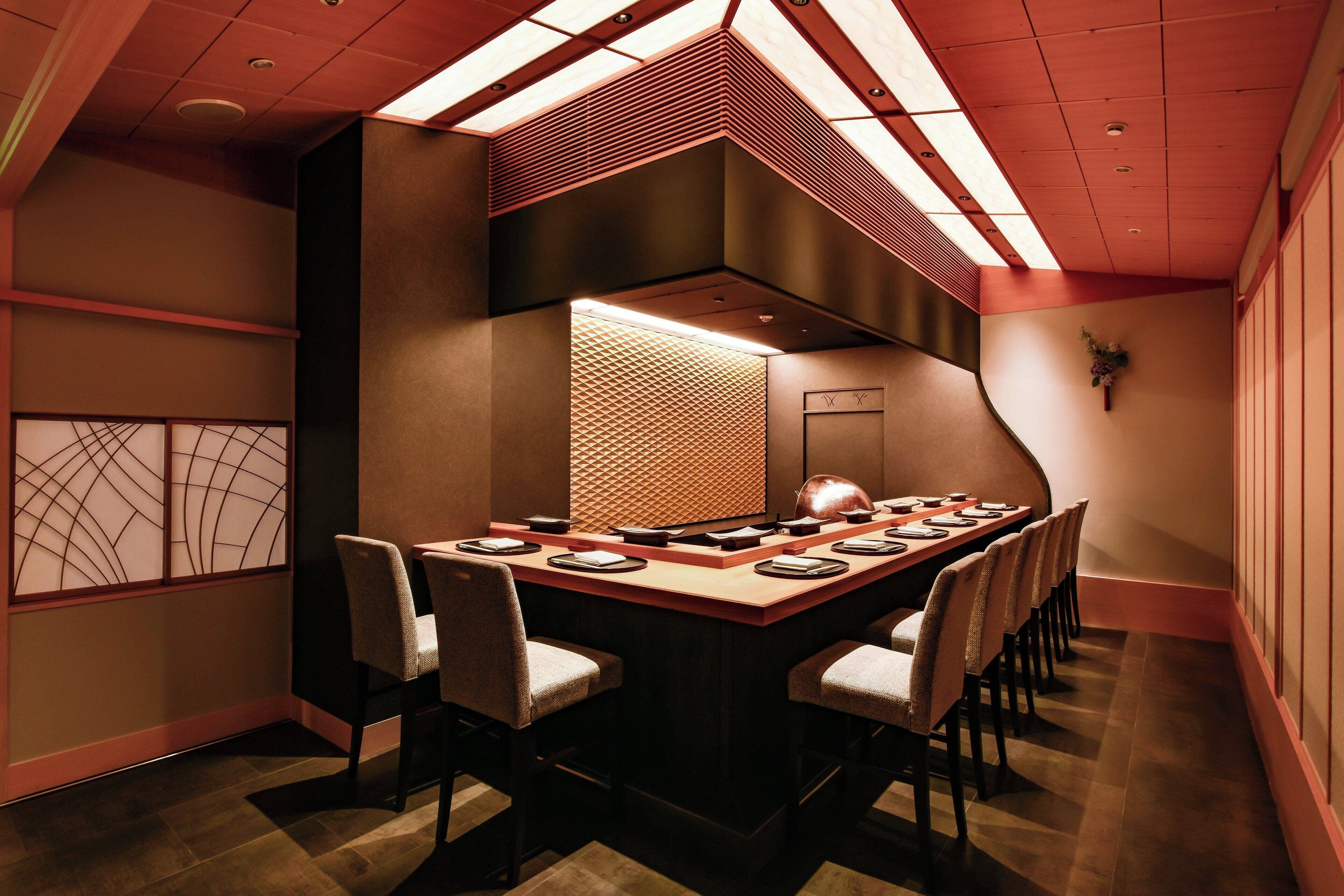 3 restaurants, lunch served