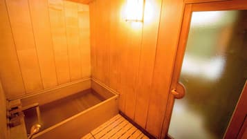 Bañera y ducha independientes y bañera profunda