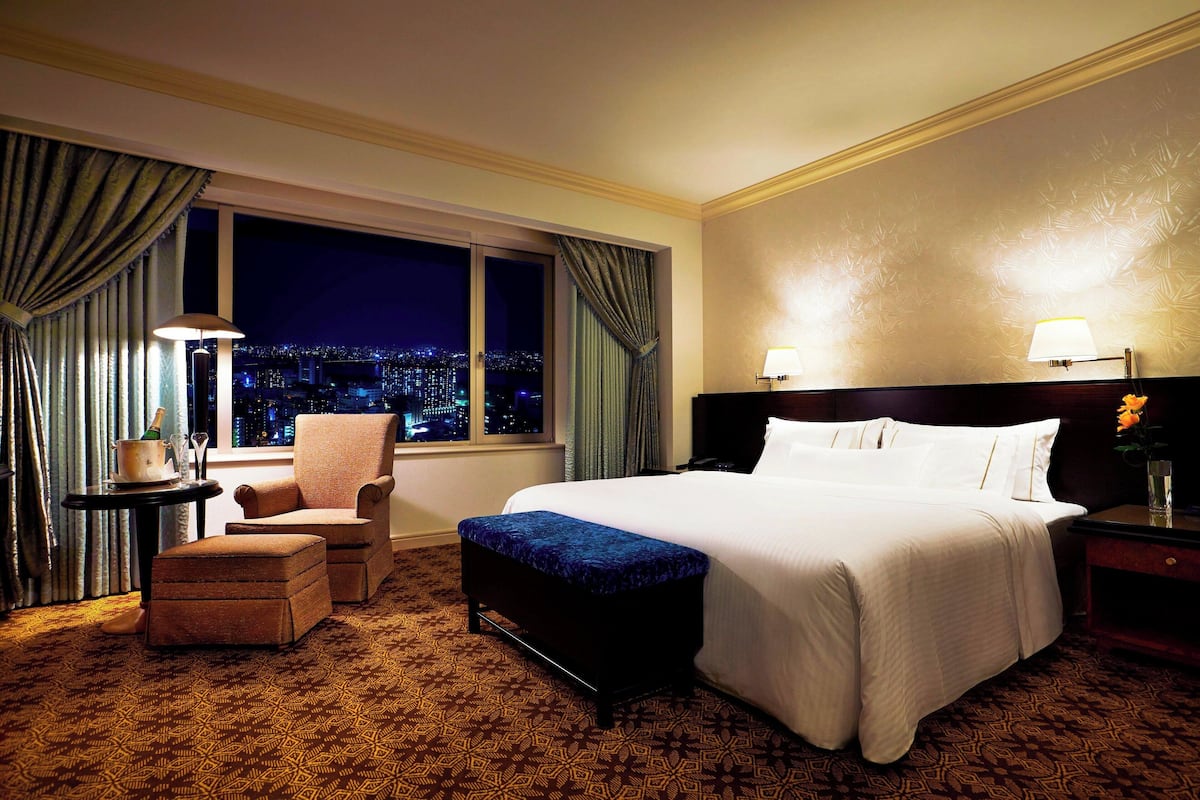 Executive Room, 1 King Bed, Non Smoking | 1 bedroom, premium bedding, down comforters, minibar