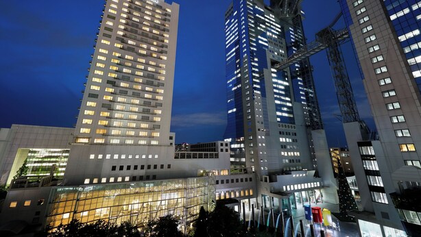 Un hotel de gran altura con varios pisos y un llamativo letrero de 'WESTIN' en la parte superior.