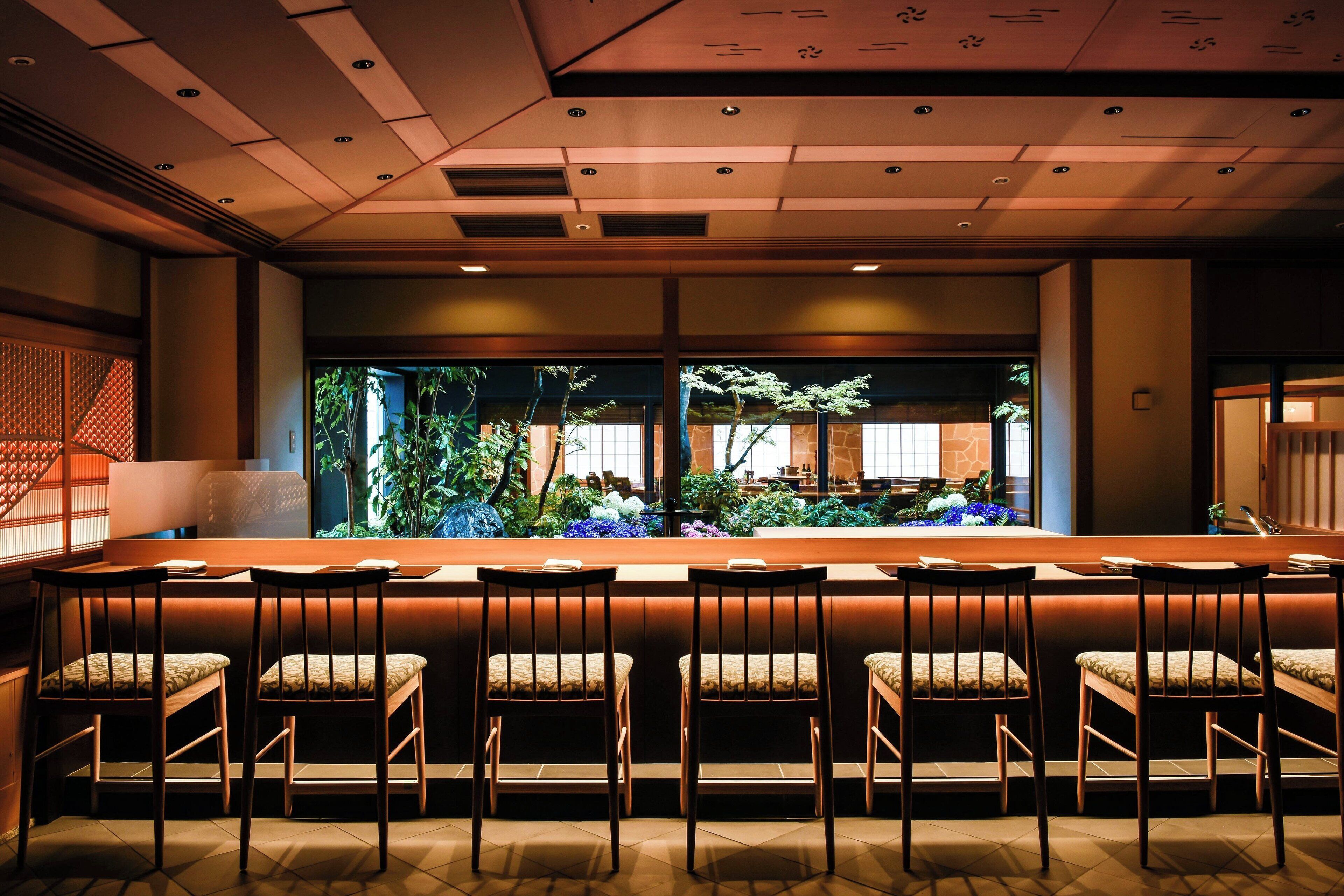 3 restaurants, lunch served