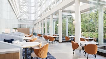 3 restaurants, breakfast served