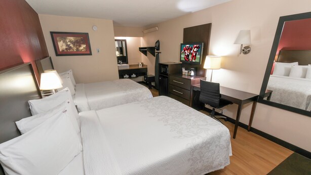 Deluxe Room, 2 Double Beds (Smoke Free) - Red Roof Inn PLUS+ Ann Arbor - U of Michigan North (Ann Arbor)