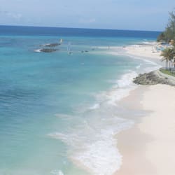 En la playa, toallas de playa, snorkel y vóleibol de playa