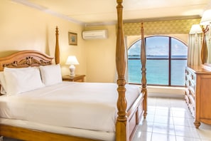 Habitació nupcial, vistes a la piscina | Caixa forta a l'habitació, wifi gratuïta i roba de llit