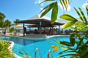 Bar al costat de la piscina