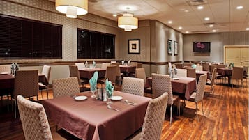 Se sirven desayunos, cenas y cocina americana