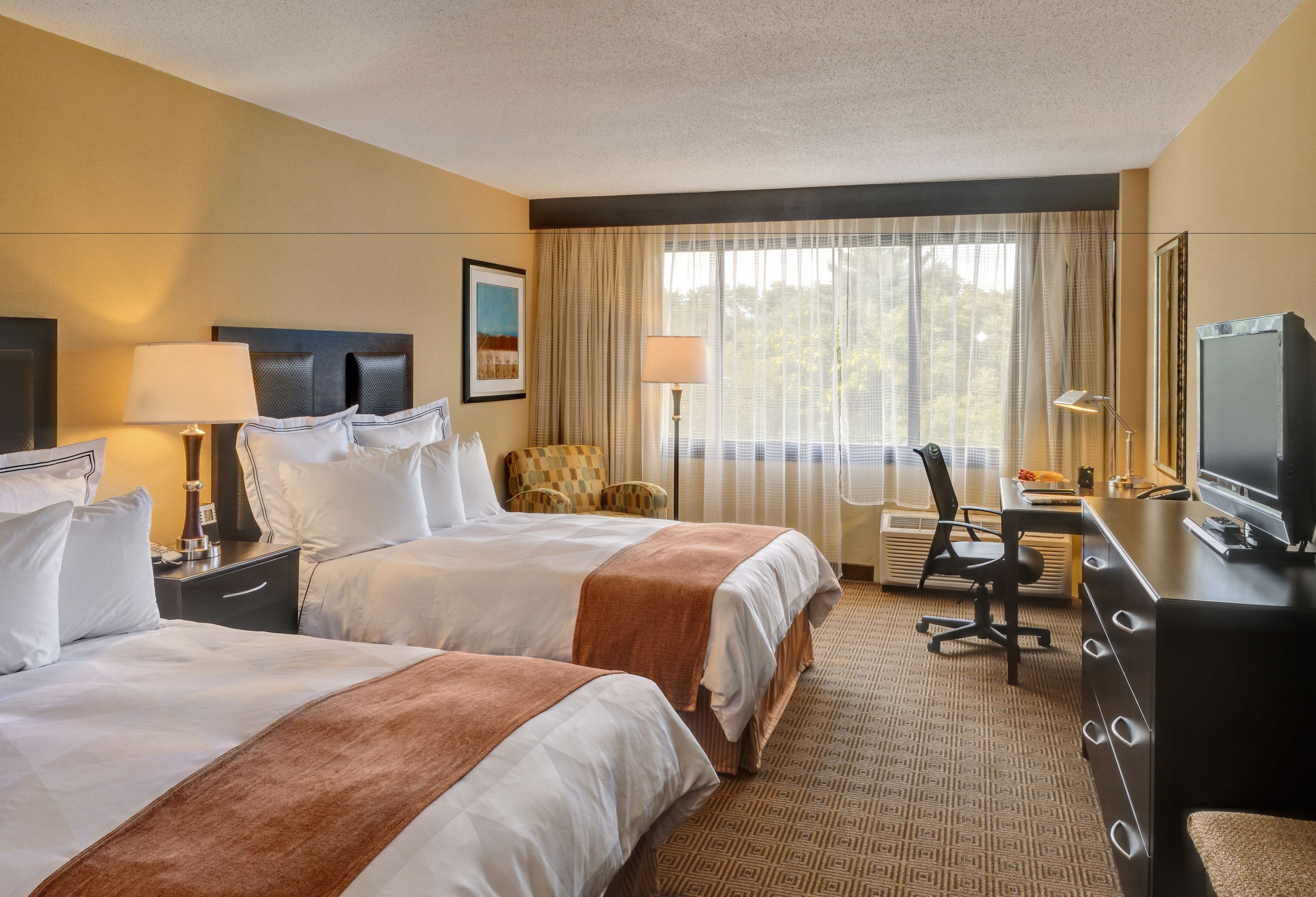 premium bedding, pillow-top beds, in-room safe, desk