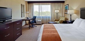 Premium bedding, pillow-top beds, in-room safe, desk - Radisson Hotel Freehold (Freehold)