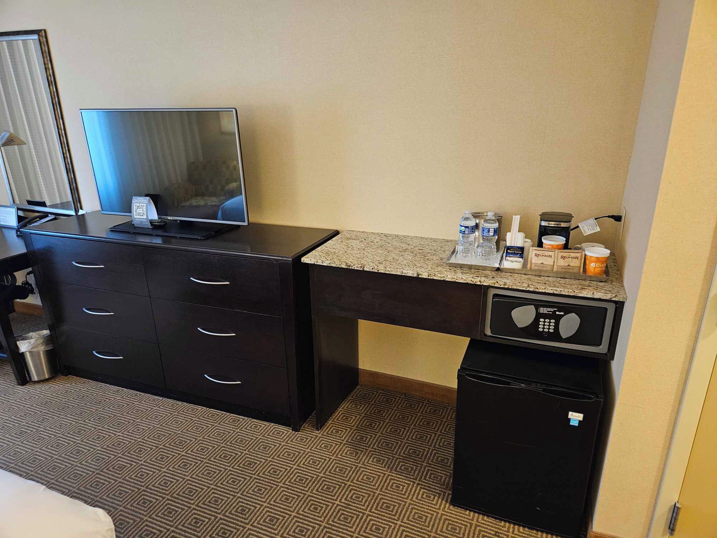 premium bedding, pillow-top beds, in-room safe, desk