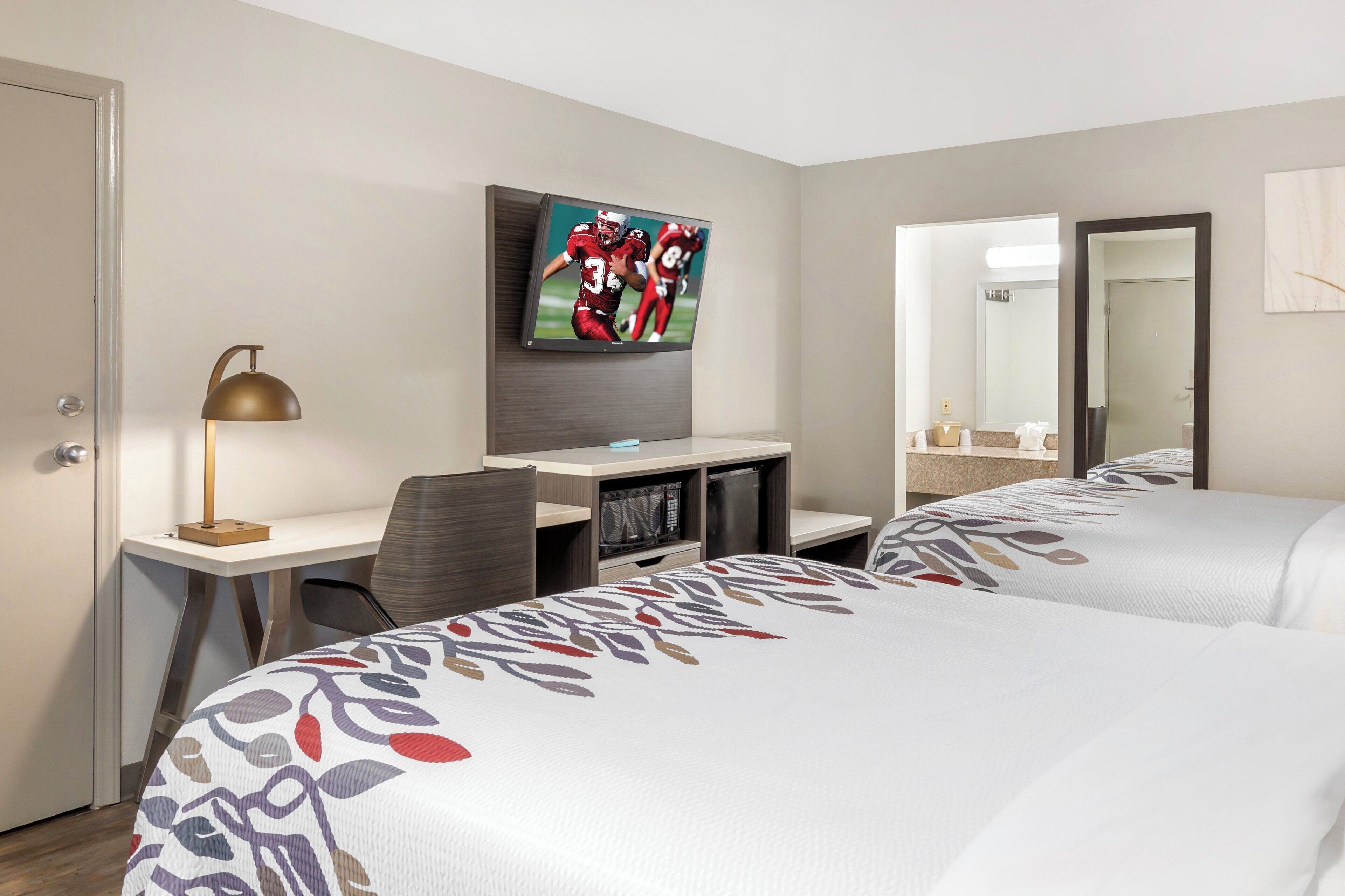 Een bureau, een strijkplank/strijkijzer, gratis wifi, beddengoed