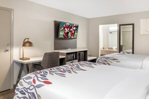 Escritorio, tabla de planchar con plancha, wifi gratis y ropa de cama