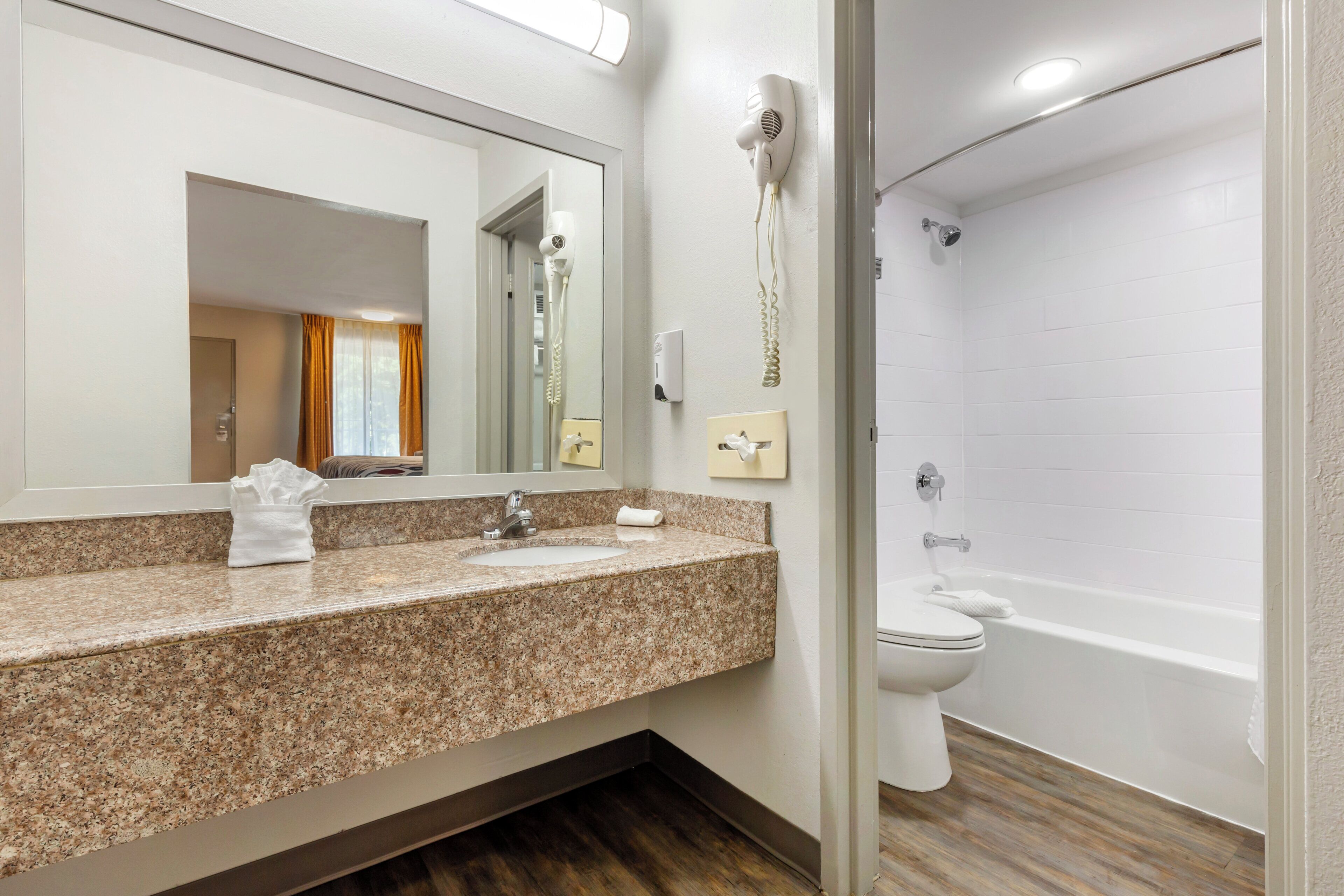 Combined shower/tub, hair dryer, towels