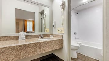 Combined shower/tub, hair dryer, towels