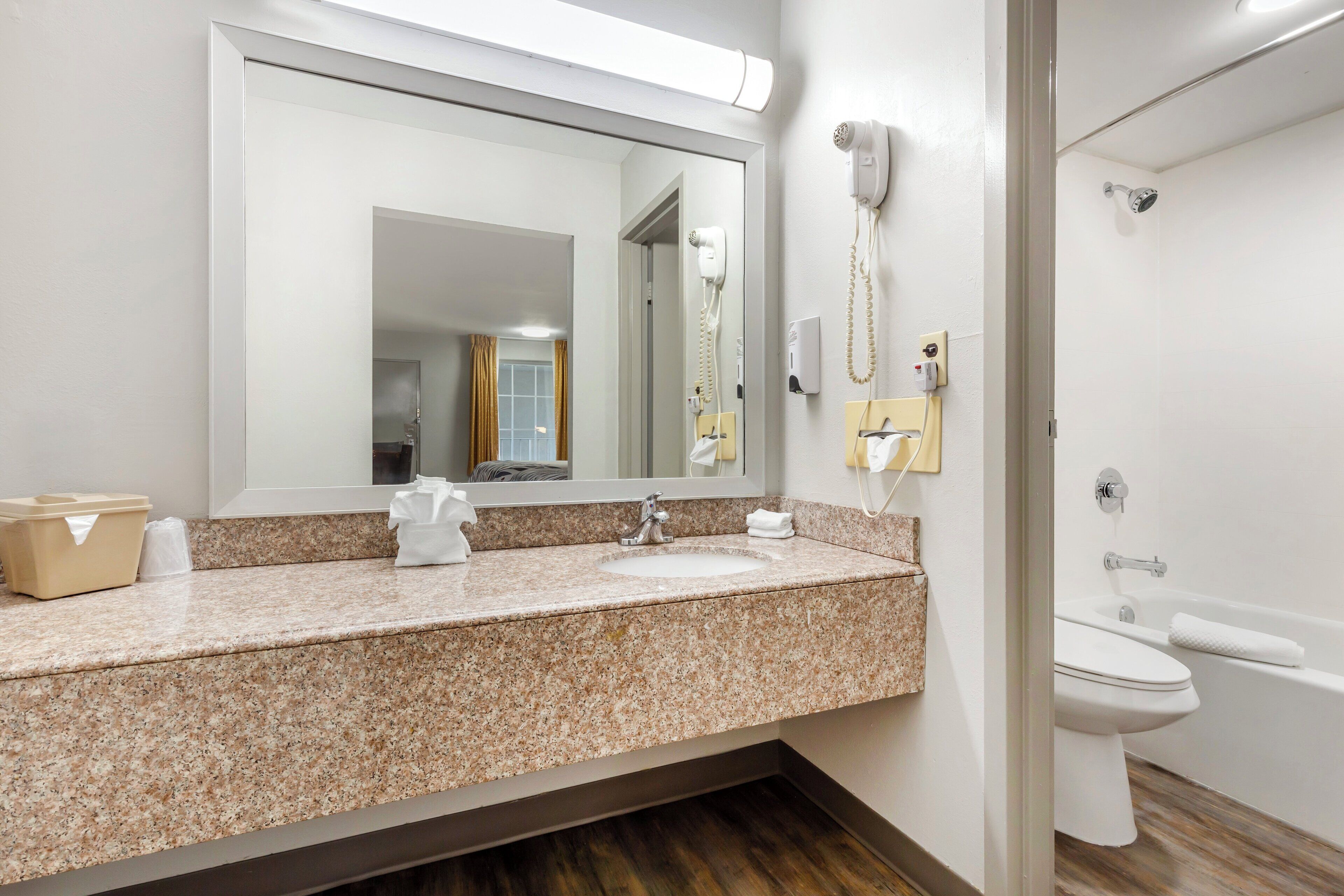 Combined shower/tub, hair dryer, towels