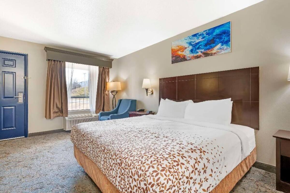 Pillowtop beds, desk, blackout drapes, soundproofing