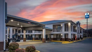 A hotel with a covered outdoor area, multiple floors, and a Best Western sign. - Best Western Royal Inn (Chattanooga)