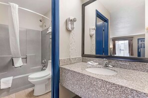 Habitación estándar, 2 camas matrimoniales, para fumadores, refrigerador y microondas | Baño | Tina con regadera, amenidades de baño ecológicas, secadora de cabello 
