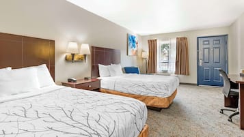 Standaard kamer, 2 tweepersoonsbedden, niet-roken, koelkast en magnetron | Pillowtop-bedden, een bureau, verduisterende gordijnen