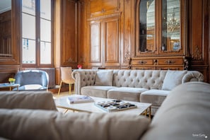 Coin salon dans le hall