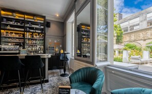 Cocktail bar