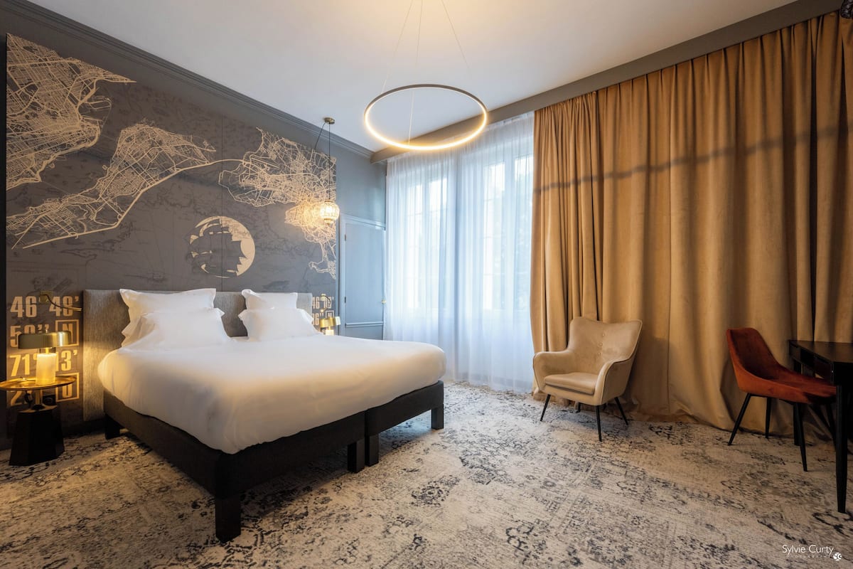 Superior-værelse | Premium-sengetøj, pengeskab på værelset, individuelt design