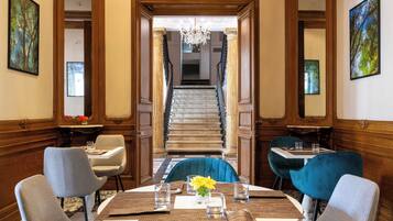 Coin salon dans le hall