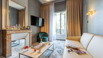 Suite | Woonruimte | Flatscreentelevisie en boeken