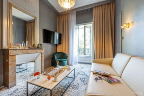 Suite | Oppholdsområde | Flatskjerm-TV og bøker