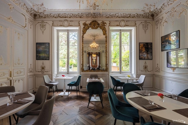 Petit déjeuner buffet (18 EUR par personne)