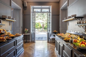 Petit déjeuner buffet (18 EUR par personne)