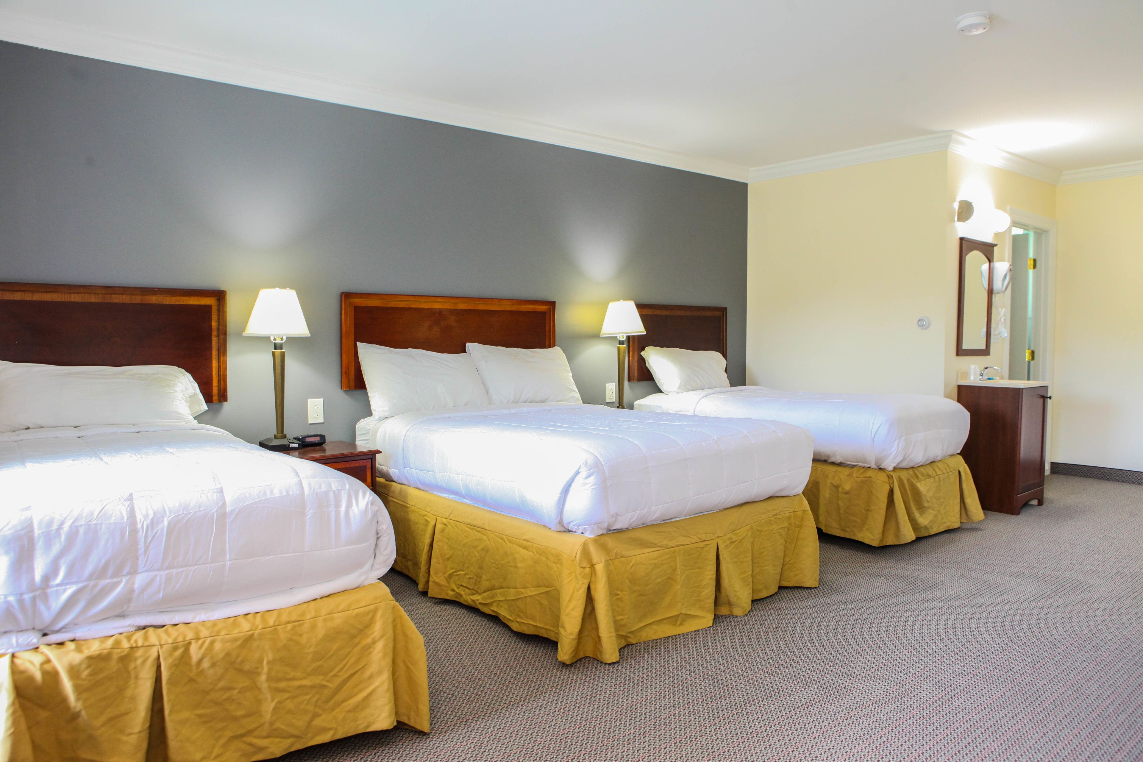 Standard Room, 1 Double Bed and 2 Twin Beds, Non Smoking | Desk, laptop workspace, iron/ironing board, free WiFi