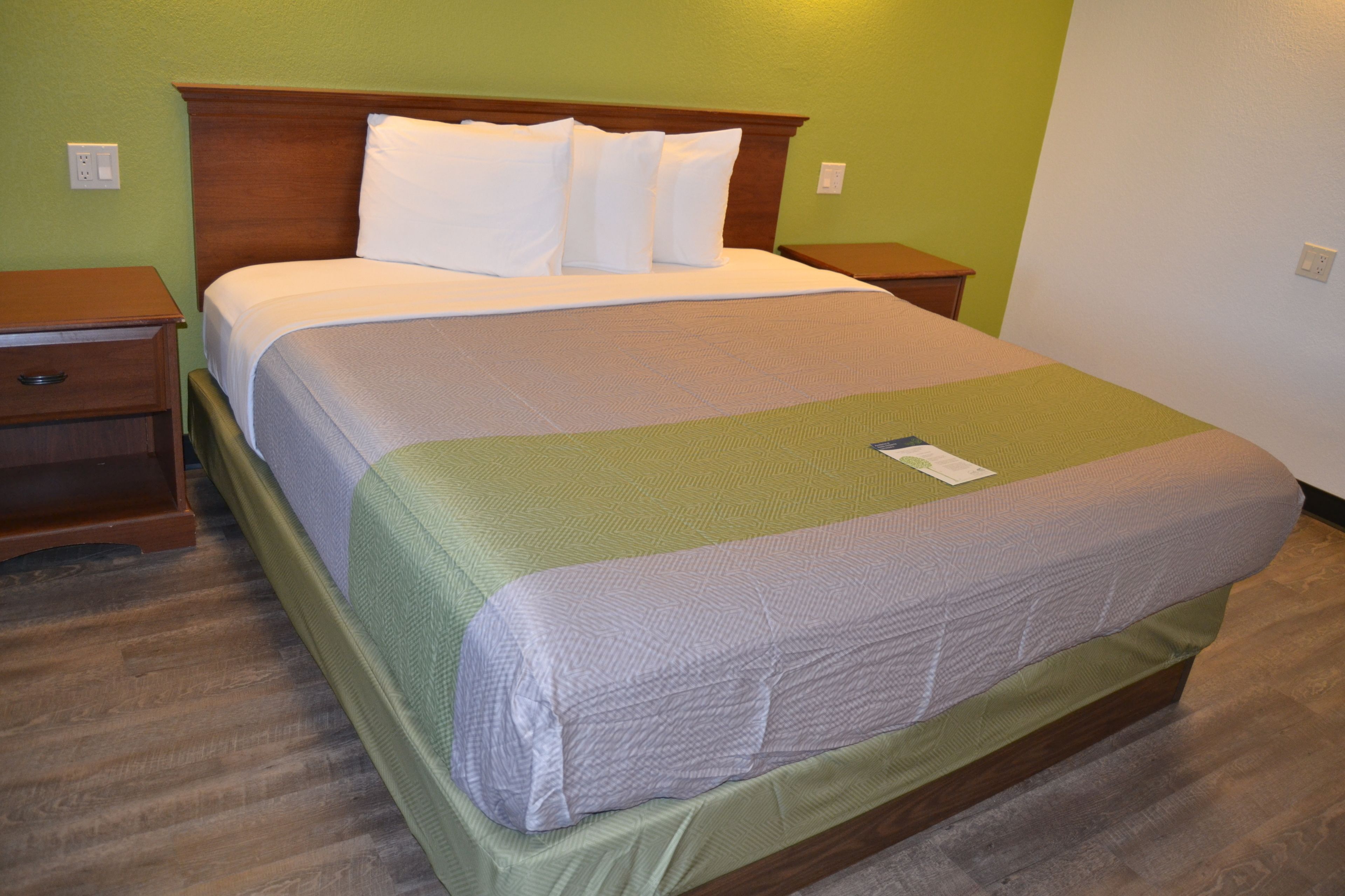 办公桌、免费 WiFi、床单