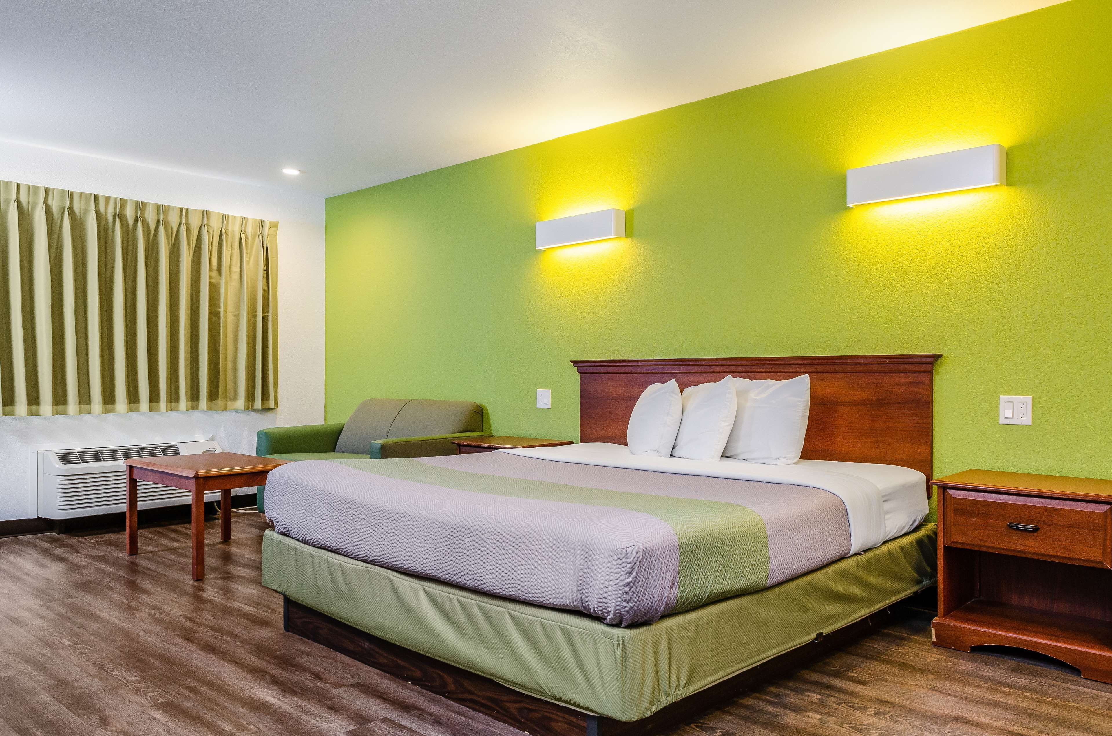 書桌、免費 Wi-Fi、床單