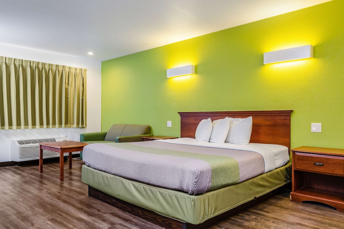 書桌、免費 Wi-Fi、床單