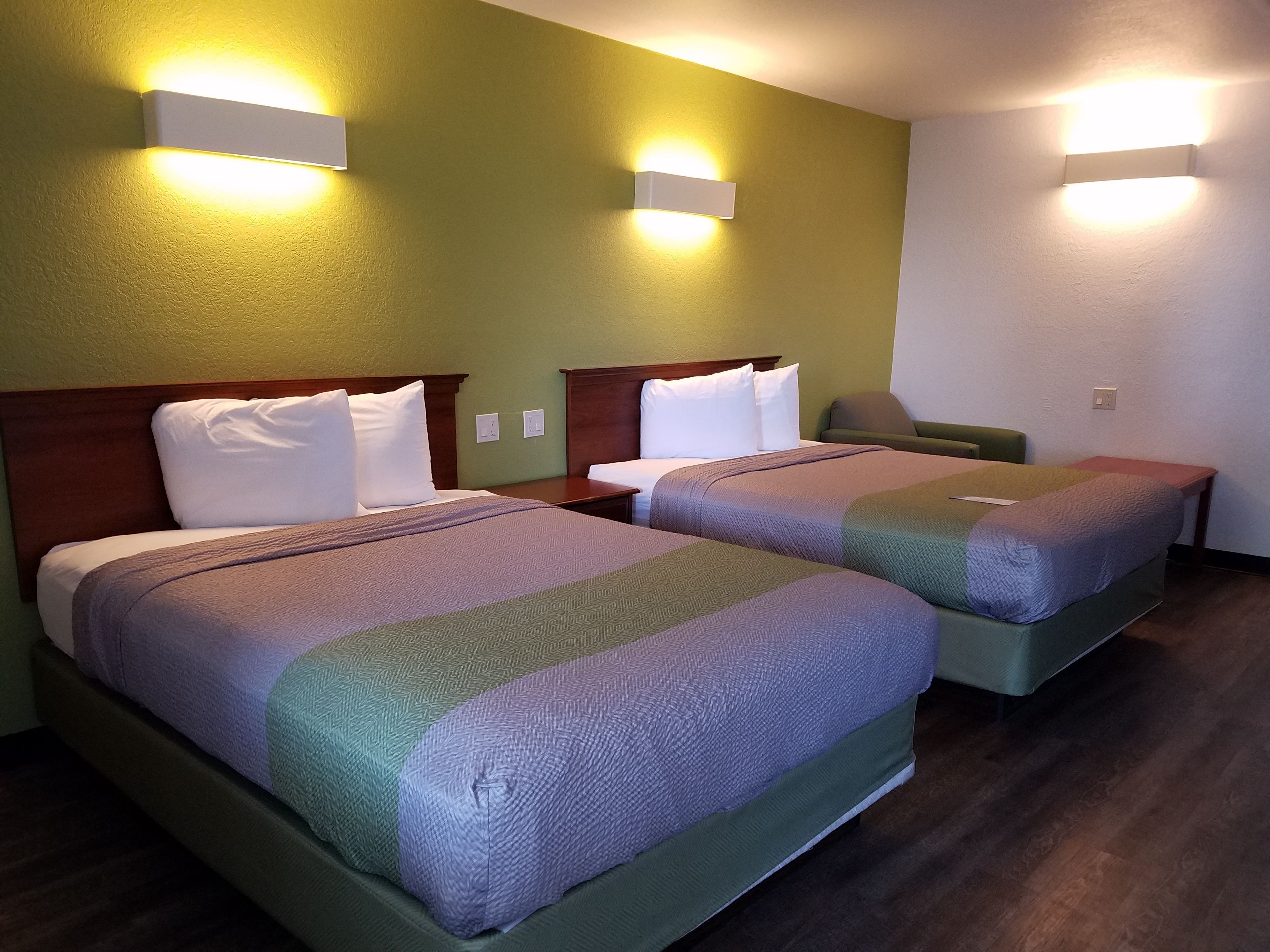 办公桌、免费 WiFi、床单